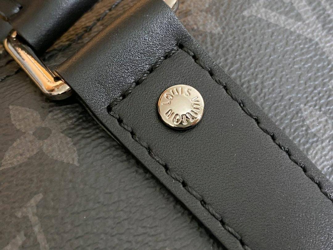 💰550 顶级原单 M46271 ✨支持NXP芯片感应 动态芯片❤️本款 Keepall 25 手袋取材 Monogram Eclipse Reverse 帆布,展现路易威登经典图案的优雅重绎。加固饰带和皮革名牌延续 Keepall 系列的标志性元素,拉链开合令个人物品安全随行