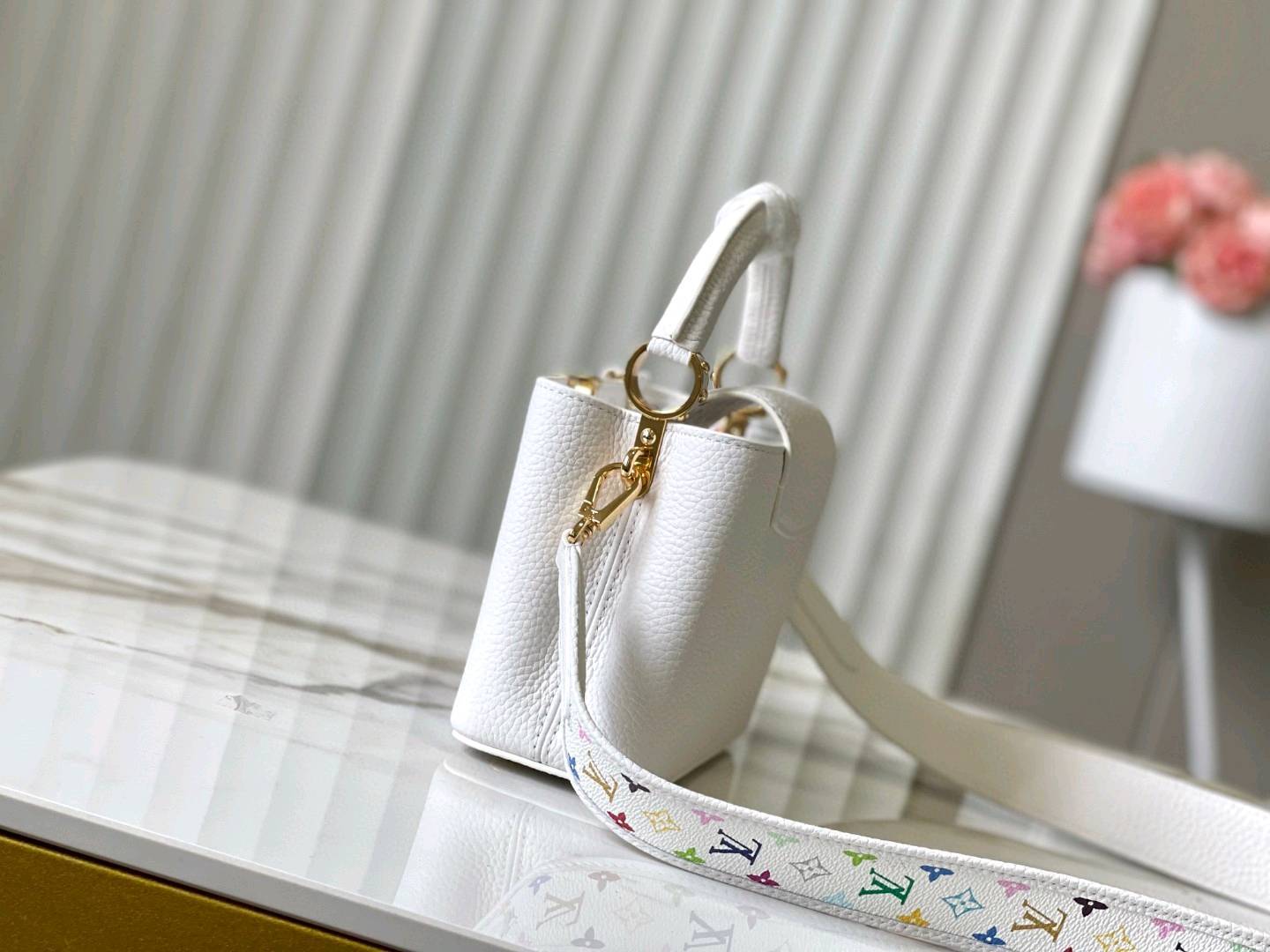 新品🔹特级精品🔹动态芯片🔹M13253/M48865白拼紫三彩款🔹本款 Capucines手袋出自路易x村上隆再版系列 选用Taurillon牛皮革妙趣演绎经典设计 LV字母和可拆卸Monogram 肩带浸染明丽色调 致意艺术家标志性的虹彩笔触 蝴蝶结造型钥匙包和挂锁装饰