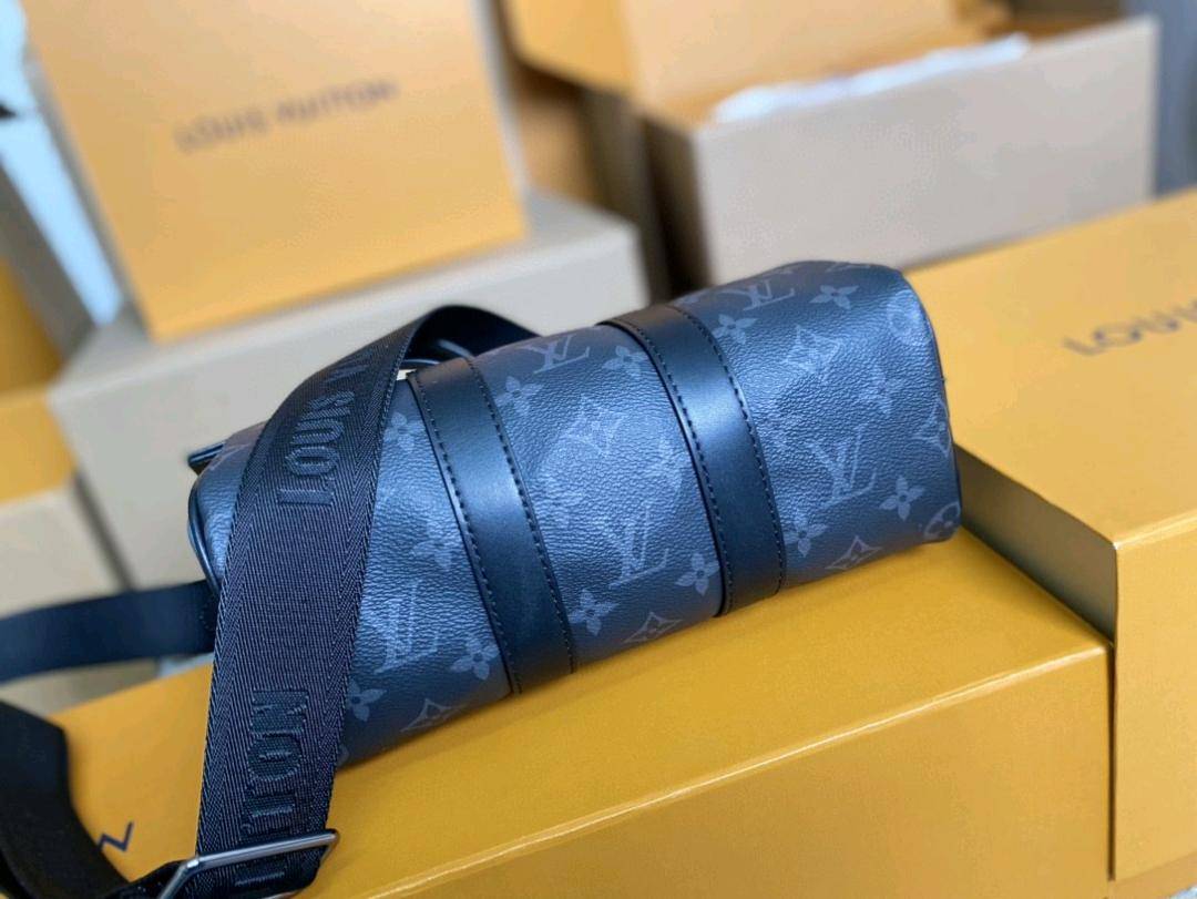 💰550 顶级原单 M46271 ✨支持NXP芯片感应 动态芯片❤️本款 Keepall 25 手袋取材 Monogram Eclipse Reverse 帆布,展现路易威登经典图案的优雅重绎。加固饰带和皮革名牌延续 Keepall 系列的标志性元素,拉链开合令个人物品安全随行