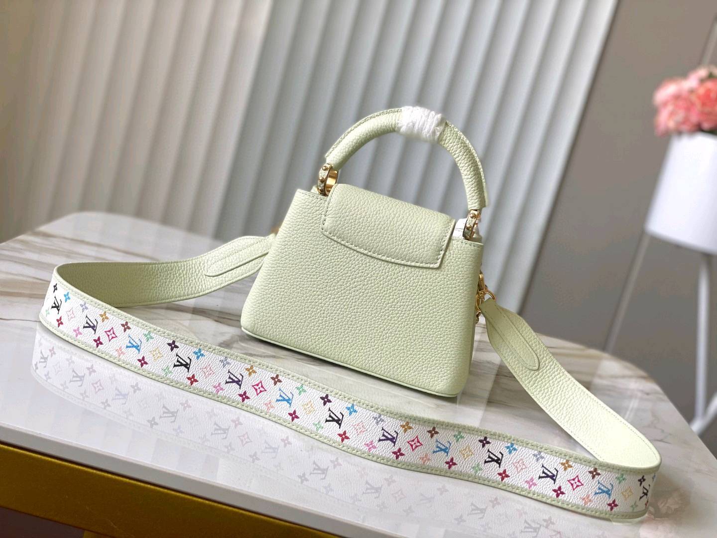 新品🔸特级精品🔸动态芯片🔸M14101/M48865浅绿三彩限定款💚本款 Capucines迷你手袋选用Taurillon 牛皮革塑造玲珑构型 以清新色调诠释摩登风范 巧妙致意日本艺术家村上隆的彩虹笔触 LV字母、内衬、钥匙包和肩带跃现缤纷Monogram图案 可拆卸链条