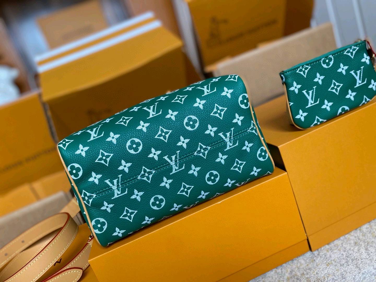 💰1070 顶级原单 M24423 绿色✨ 支持NXP芯片感应 163动态芯片❤️m24424 M24443 本款 Speedy P79 Bandoulière 25 Monogram Leather 手袋选用柔软牛皮革,以 Monogram 图案重现帆布印花的考究观感。耀目金
