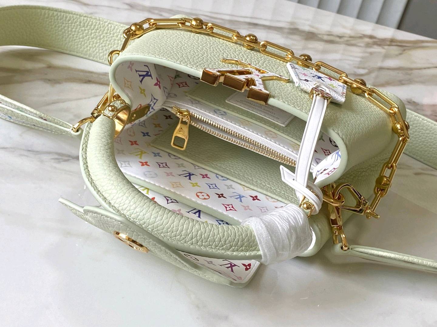 新品🔸特级精品🔸动态芯片🔸M14101/M48865浅绿三彩限定款💚本款 Capucines迷你手袋选用Taurillon 牛皮革塑造玲珑构型 以清新色调诠释摩登风范 巧妙致意日本艺术家村上隆的彩虹笔触 LV字母、内衬、钥匙包和肩带跃现缤纷Monogram图案 可拆卸链条