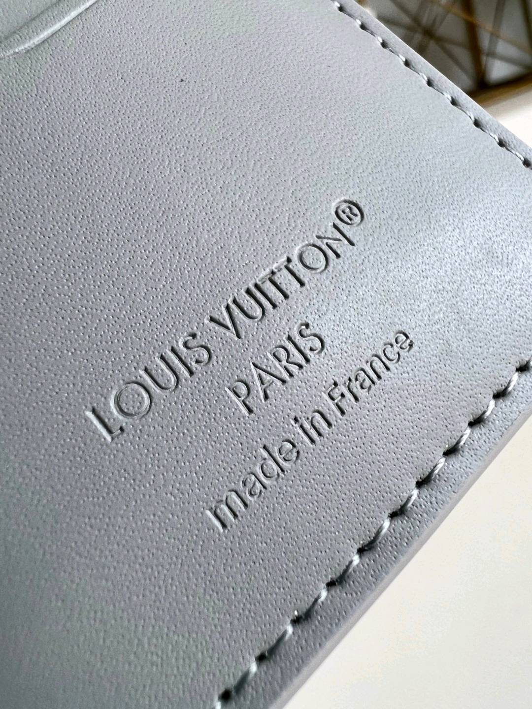 【💗660200 M14915冰灰】本款口袋钱夹取材 Brushed Monogram 皮革,呈现褪色效果 Monogram 印花和做旧质感,致意牛仔长期使用的皮革马鞍。设有卡片夹层、内袋和后侧外袋。7.5 x 11.1 x 1 厘米(长度 x 高 x 宽) C