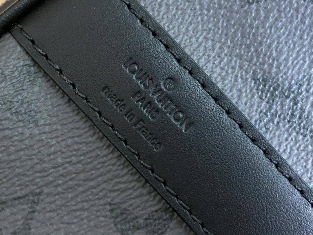 💰550 顶级原单 M46271 ✨支持NXP芯片感应 动态芯片❤️本款 Keepall 25 手袋取材 Monogram Eclipse Reverse 帆布,展现路易威登经典图案的优雅重绎。加固饰带和皮革名牌延续 Keepall 系列的标志性元素,拉链开合令个人物品安全随行