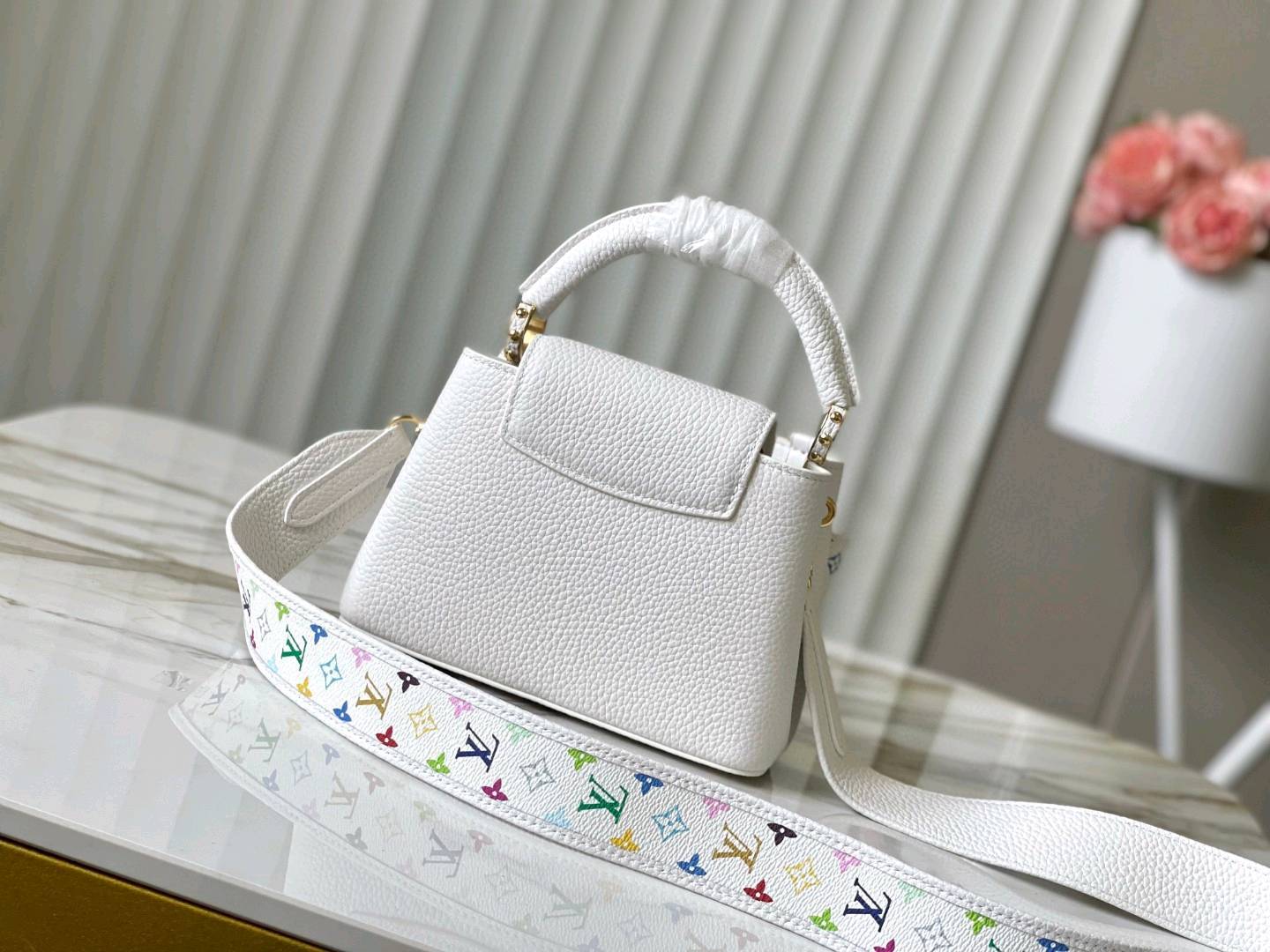新品🔹特级精品🔹动态芯片🔹M13253/M48865白拼紫三彩款🔹本款 Capucines手袋出自路易x村上隆再版系列 选用Taurillon牛皮革妙趣演绎经典设计 LV字母和可拆卸Monogram 肩带浸染明丽色调 致意艺术家标志性的虹彩笔触 蝴蝶结造型钥匙包和挂锁装饰
