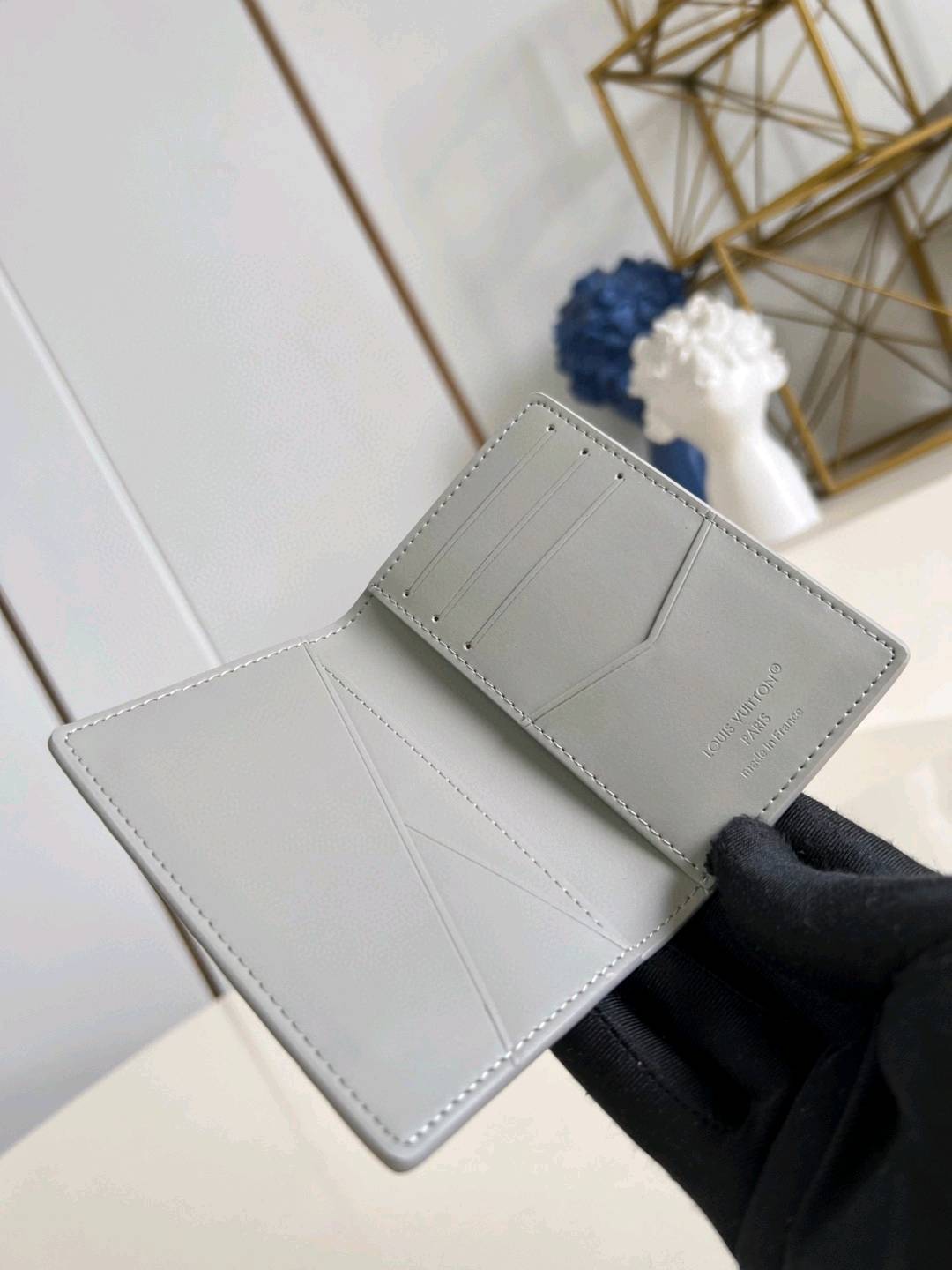 【💗660200 M14915冰灰】本款口袋钱夹取材 Brushed Monogram 皮革,呈现褪色效果 Monogram 印花和做旧质感,致意牛仔长期使用的皮革马鞍。设有卡片夹层、内袋和后侧外袋。7.5 x 11.1 x 1 厘米(长度 x 高 x 宽) C