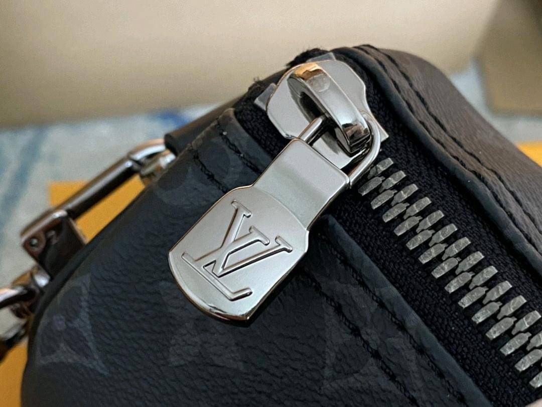 💰550 顶级原单 M46271 ✨支持NXP芯片感应 动态芯片❤️本款 Keepall 25 手袋取材 Monogram Eclipse Reverse 帆布,展现路易威登经典图案的优雅重绎。加固饰带和皮革名牌延续 Keepall 系列的标志性元素,拉链开合令个人物品安全随行