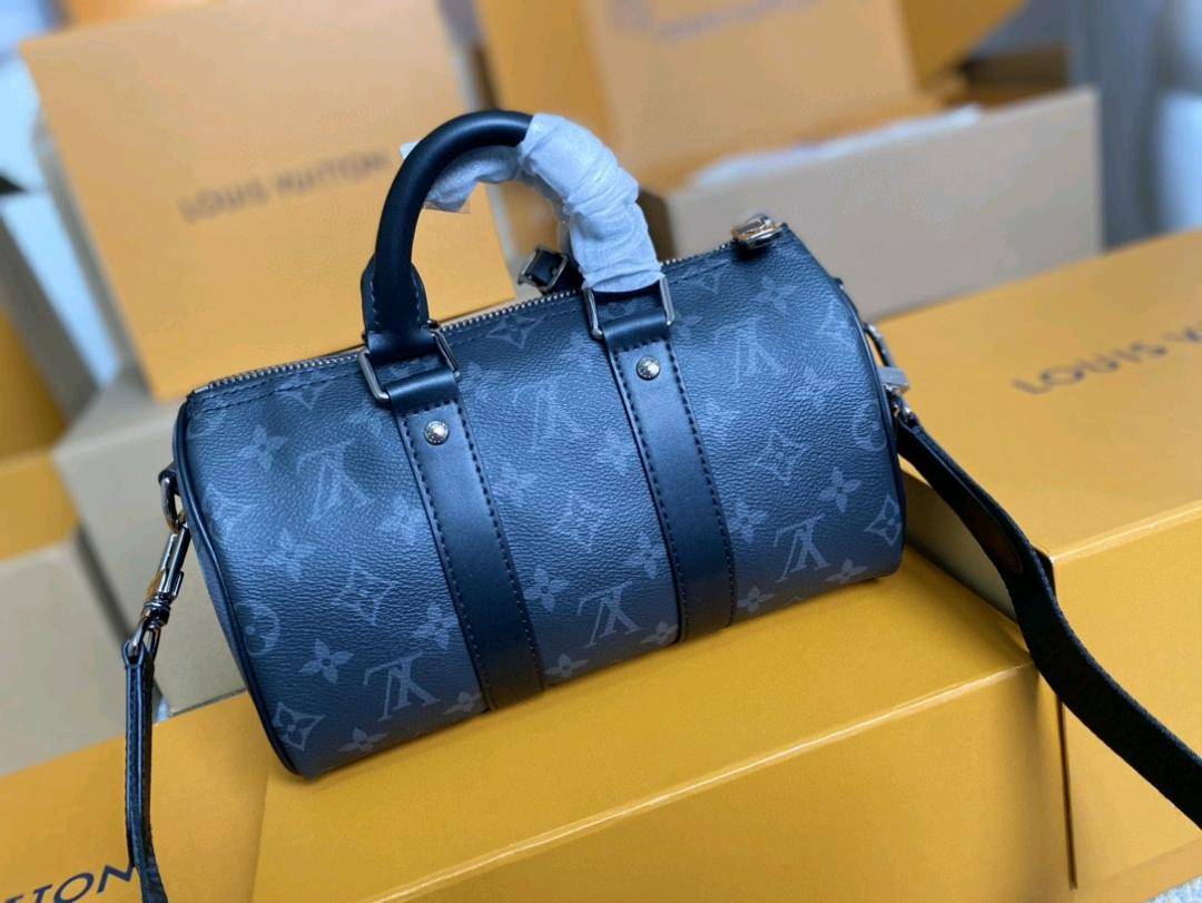 💰550 顶级原单 M46271 ✨支持NXP芯片感应 动态芯片❤️本款 Keepall 25 手袋取材 Monogram Eclipse Reverse 帆布,展现路易威登经典图案的优雅重绎。加固饰带和皮革名牌延续 Keepall 系列的标志性元素,拉链开合令个人物品安全随行