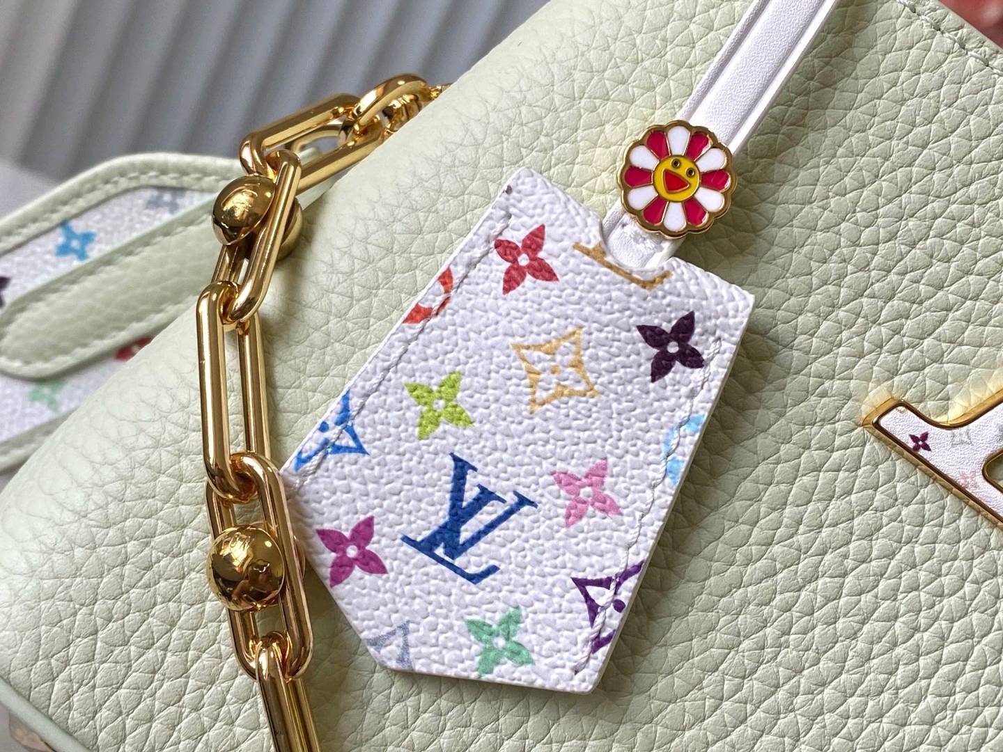 新品🔸特级精品🔸动态芯片🔸M14101/M48865浅绿三彩限定款💚本款 Capucines迷你手袋选用Taurillon 牛皮革塑造玲珑构型 以清新色调诠释摩登风范 巧妙致意日本艺术家村上隆的彩虹笔触 LV字母、内衬、钥匙包和肩带跃现缤纷Monogram图案 可拆卸链条