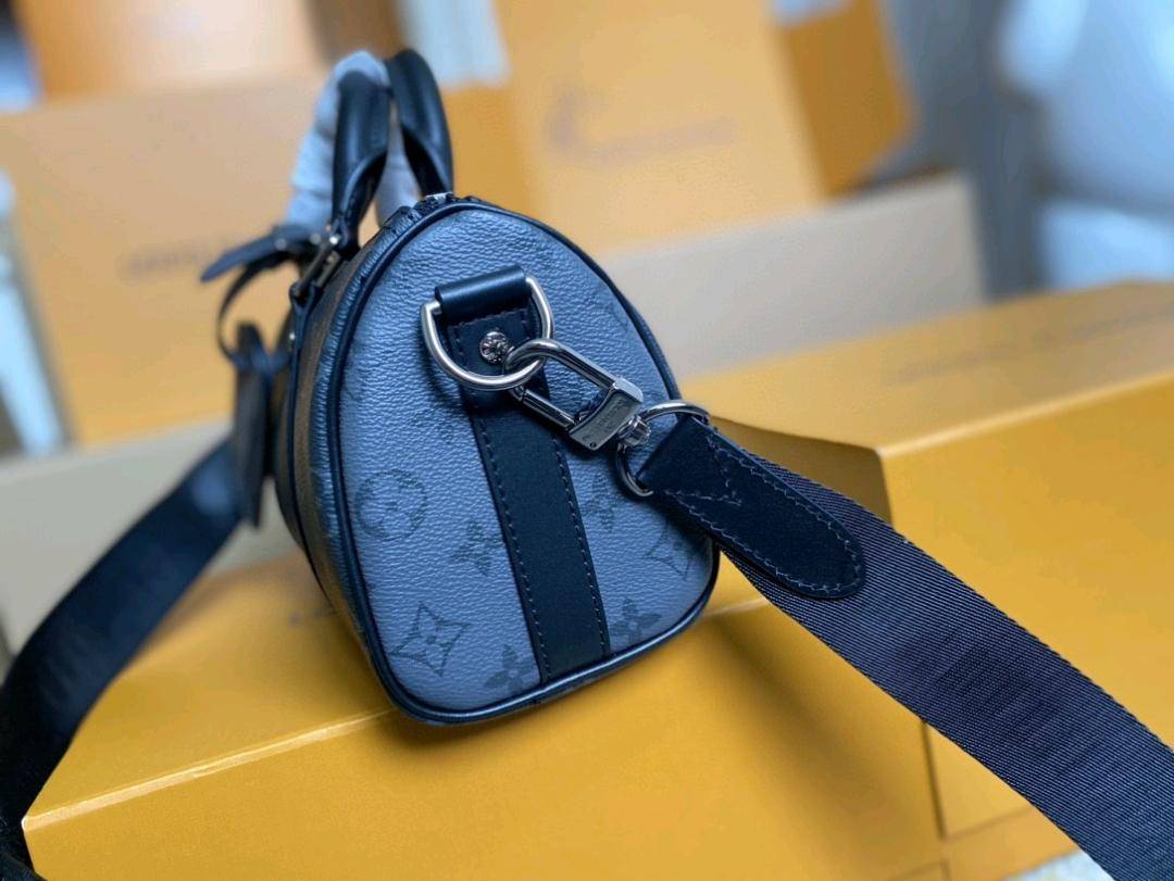 💰550 顶级原单 M46271 ✨支持NXP芯片感应 动态芯片❤️本款 Keepall 25 手袋取材 Monogram Eclipse Reverse 帆布,展现路易威登经典图案的优雅重绎。加固饰带和皮革名牌延续 Keepall 系列的标志性元素,拉链开合令个人物品安全随行