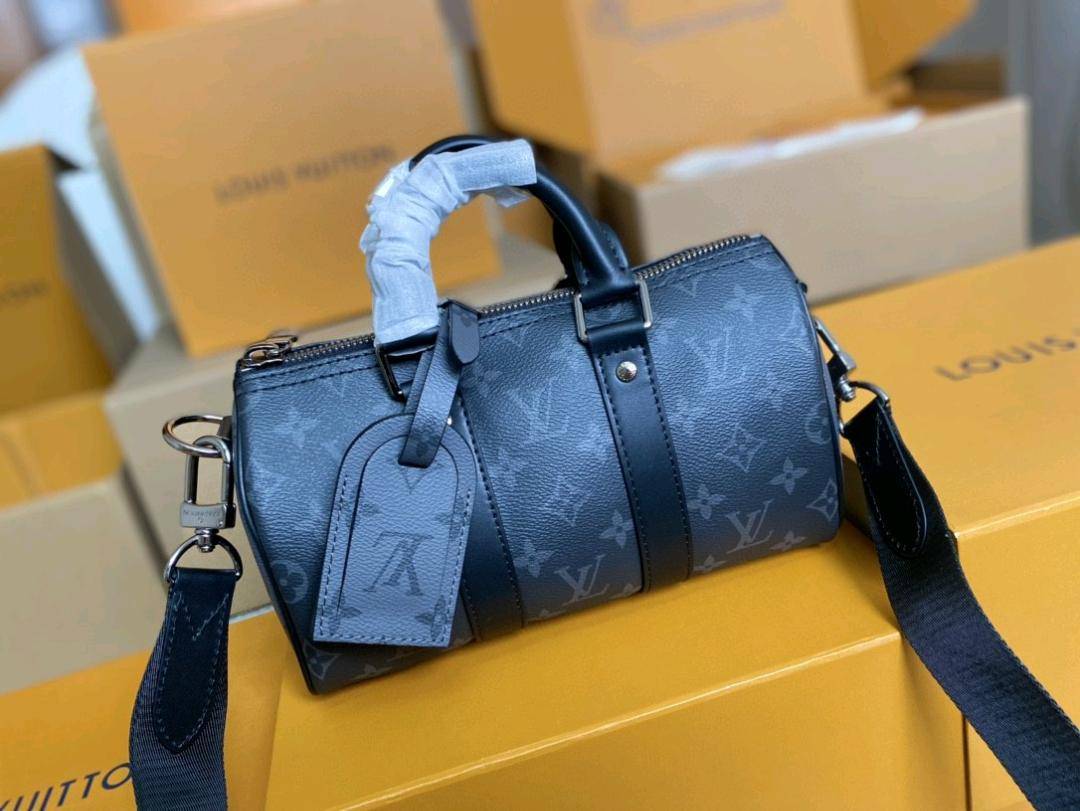 💰550 顶级原单 M46271 ✨支持NXP芯片感应 动态芯片❤️本款 Keepall 25 手袋取材 Monogram Eclipse Reverse 帆布,展现路易威登经典图案的优雅重绎。加固饰带和皮革名牌延续 Keepall 系列的标志性元素,拉链开合令个人物品安全随行