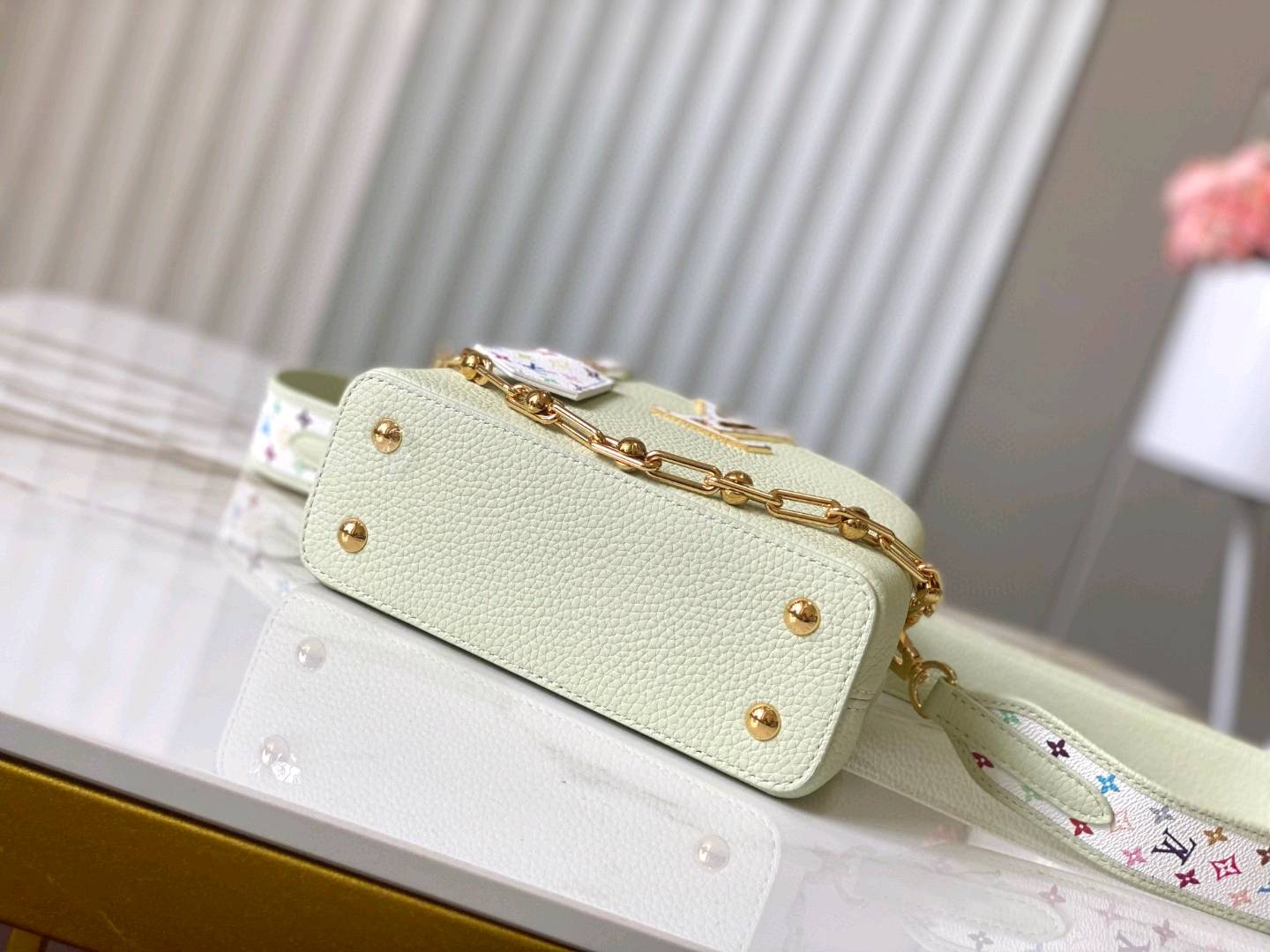 新品🔸特级精品🔸动态芯片🔸M14101/M48865浅绿三彩限定款💚本款 Capucines迷你手袋选用Taurillon 牛皮革塑造玲珑构型 以清新色调诠释摩登风范 巧妙致意日本艺术家村上隆的彩虹笔触 LV字母、内衬、钥匙包和肩带跃现缤纷Monogram图案 可拆卸链条