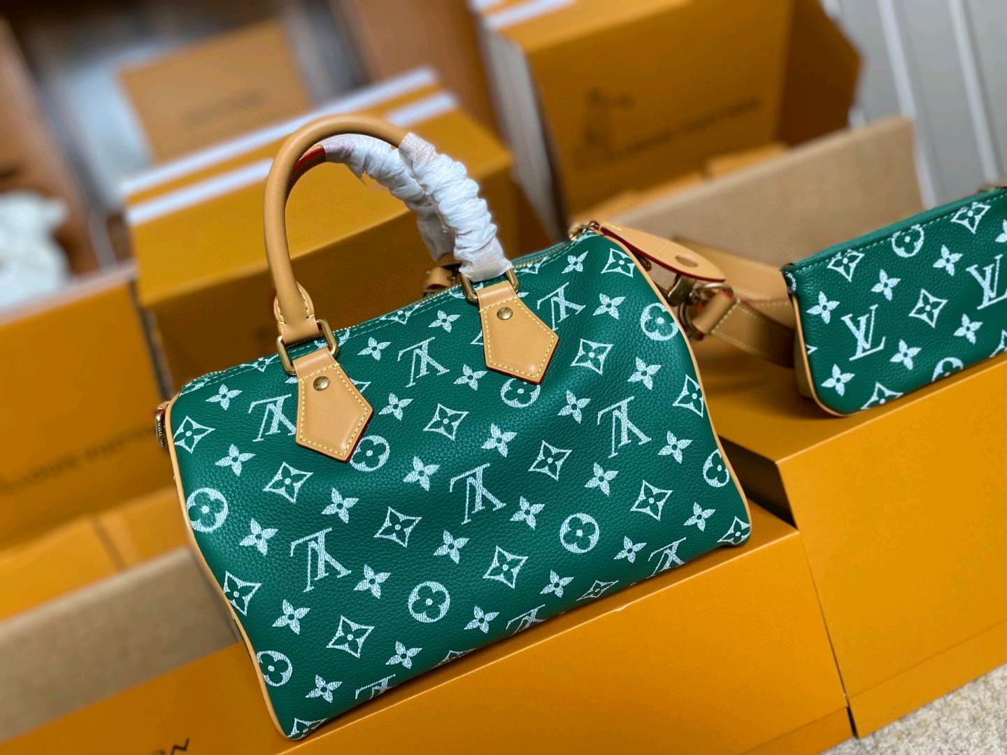 💰1070 顶级原单 M24423 绿色✨ 支持NXP芯片感应 163动态芯片❤️m24424 M24443 本款 Speedy P79 Bandoulière 25 Monogram Leather 手袋选用柔软牛皮革,以 Monogram 图案重现帆布印花的考究观感。耀目金
