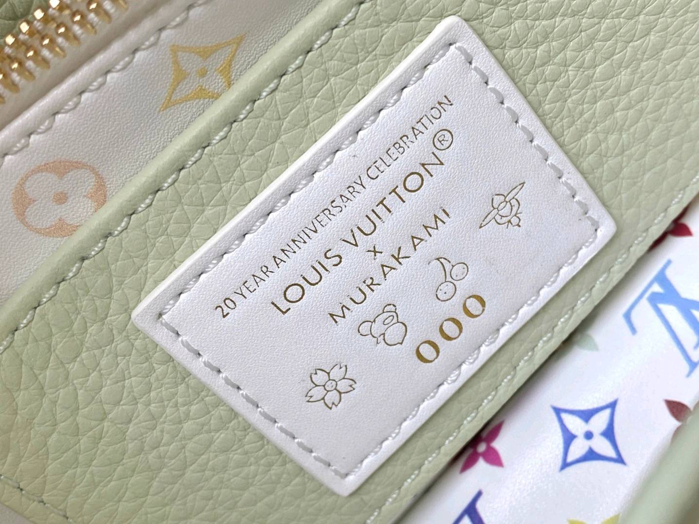 新品🔸特级精品🔸动态芯片🔸M14101/M48865浅绿三彩限定款💚本款 Capucines迷你手袋选用Taurillon 牛皮革塑造玲珑构型 以清新色调诠释摩登风范 巧妙致意日本艺术家村上隆的彩虹笔触 LV字母、内衬、钥匙包和肩带跃现缤纷Monogram图案 可拆卸链条