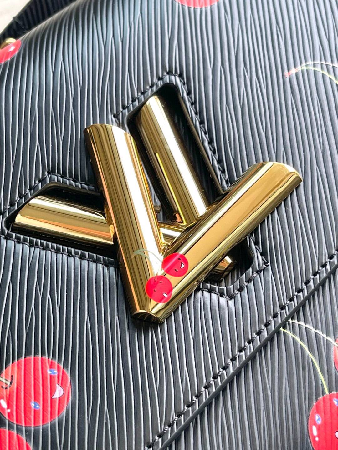 🍒🍒🍒🍒 M14094 (50282樱桃) 本款 Twist 中号手袋以纹理丰富的 Epi 粒面牛皮革映衬灵动鲜活的樱桃图案,彰显日本艺术家村上隆标志性的趣味笔触。金属链条和 LV Twist 扭锁呈现抛光质感,内里口袋可有序收纳手机和长款钱夹等日常所需。 16 x