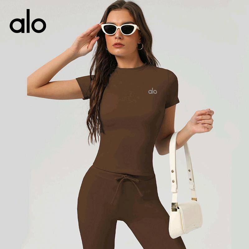 ALO YOGA💰68💎支持一件代发
aloyoga短袖上衣裸感瑜伽圆领T恤短袖运动健身服跑步上衣T恤
【品牌】ALO 
【款号】DX2504
【面料】锦纶/氨纶
【颜色】黑色，咖啡色，天空蓝
【尺码】S，M，L，XL
 专柜同款品质，厂家直销，货源充足，售后保障