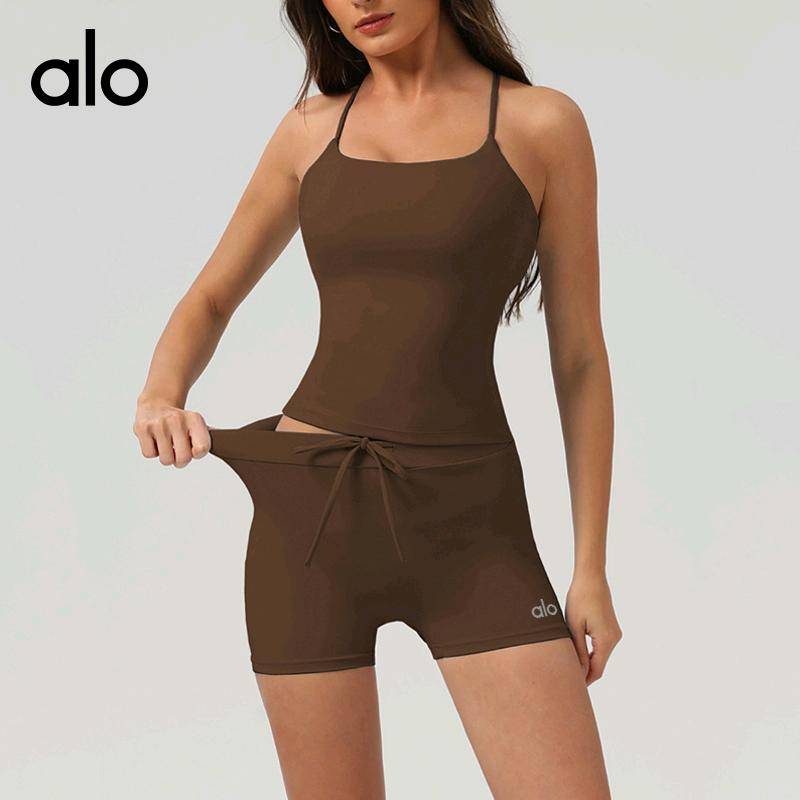 ALO YOGA💰68💎支持一件代发
aloyoga短裤裸感提臀瑜伽短裤高腰收腹裤速干紧身跑步短裤
【品牌】ALO 
【款号】DK2504
【面料】锦纶/氨纶
【颜色】黑色，咖啡色，天空蓝，热烈红
【尺码】S，M，L，XL
 专柜同款品质，厂家直销，货源充足，售后保障