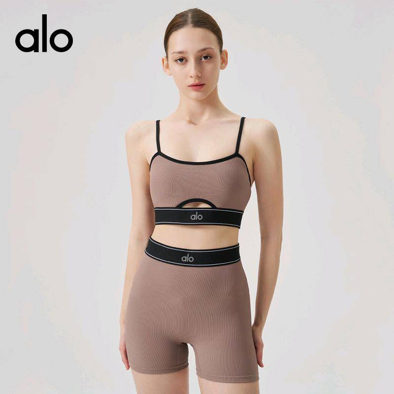 ALO YOGA💰118💎支持一件代发
aloyoga套装螺纹瑜伽服套装文胸跑步健身上衣吊带瑜伽服
【品牌】ALO 
【款号】TZ4606
【面料】锦纶/氨纶
【颜色】暗夜黑，卡其色，墨绿色，山茶花粉，钻石白
【尺码】S，M，L，XL
 专柜同款品质，厂家直销，货源充足，售后保障