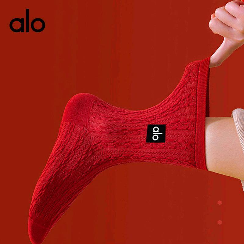 ALO YOGA  💰38💎支持一件代发
aloyoga 红色袜子棉袜休闲中简袜红色女男同款中简袜
【品牌】ALO 
【款号】JY90022（红袜）
【面料】棉
【颜色】两节竖条，麻花款，竖条，长条竖纹
【尺码】均码
 专柜同款品质，厂家直销，货源充足，售后保障