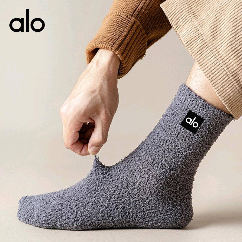 ALO YOGA💰36💎支持一件代发
aloyoga 珊瑚绒纯色长简袜亲肤保暖睡眠袜
【品牌】ALO 
【款号】JY370（珊瑚绒）
【面料】聚酯纤维/氨纶
【颜色】白色，黑色，蓝色，浅灰，深灰，驼色
【尺码】均码
 专柜同款品质，厂家直销，货源充足，售后保障