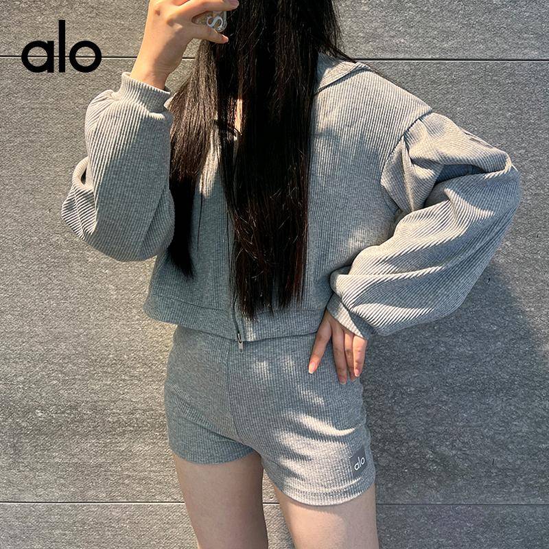ALO YOGA 💰138💎支持一件代发
alo套装官网同款alo yoga运动瑜伽服外套健身短裤跑步连帽两件套
【品牌】AlO
【款号】JY90037
【面料】涤纶/氨纶
【颜色】黑色（两件套），灰色（两件套）
【尺码】S，M，L
 专柜同款品质，厂家直销，货源充足，售后保障