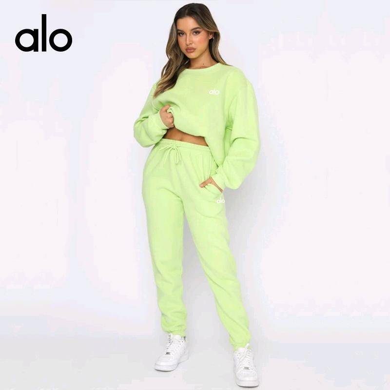 ALO YOGA  💰88💎支持一件代发 
aloyoga秋冬纯色圆领套头长袖卫衣抽绳束脚长裤女装时尚休闲套装
【品牌】alo
【款号】211021
【面料】聚酯纤维（涤纶）
【颜色】黑色，灰色，咖啡色，卡其色，蓝色，桃红，杏色，荧光绿，玫红色，酒红色
【尺码】S，M，L，XL，XXL
 专柜同款品质，厂家直销，货源充足，售后保障