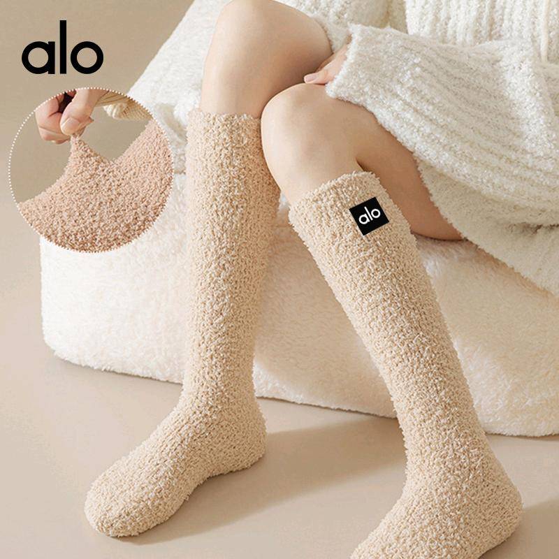 ALO YOGA  💰48💎支持一件代发
aloyoga 袜子珊瑚绒袜子女保暖冬季加绒加厚地板袜睡眠袜
【品牌】ALO 
【款号】JY90019（珊瑚绒）
【面料】棉/氨纶
【颜色】碧蓝色，黑色，卡其色，奶白色，雅粉色，棕色
【尺码】均码
 专柜同款品质，厂家直销，货源充足，售后保障