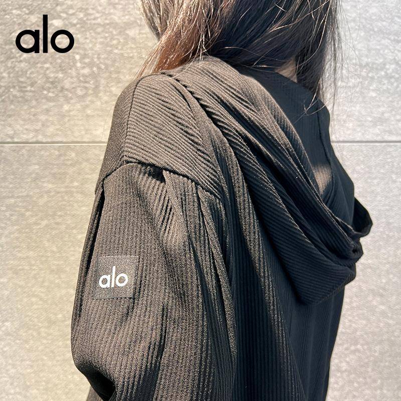 ALO YOGA 💰138💎支持一件代发
alo套装官网同款alo yoga运动瑜伽服外套健身短裤跑步连帽两件套
【品牌】AlO
【款号】JY90037
【面料】涤纶/氨纶
【颜色】黑色（两件套），灰色（两件套）
【尺码】S，M，L
 专柜同款品质，厂家直销，货源充足，售后保障