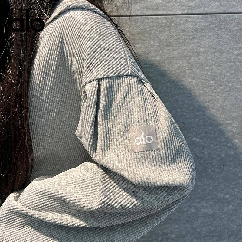 ALO YOGA 💰138💎支持一件代发
alo套装官网同款alo yoga运动瑜伽服外套健身短裤跑步连帽两件套
【品牌】AlO
【款号】JY90037
【面料】涤纶/氨纶
【颜色】黑色（两件套），灰色（两件套）
【尺码】S，M，L
 专柜同款品质，厂家直销，货源充足，售后保障