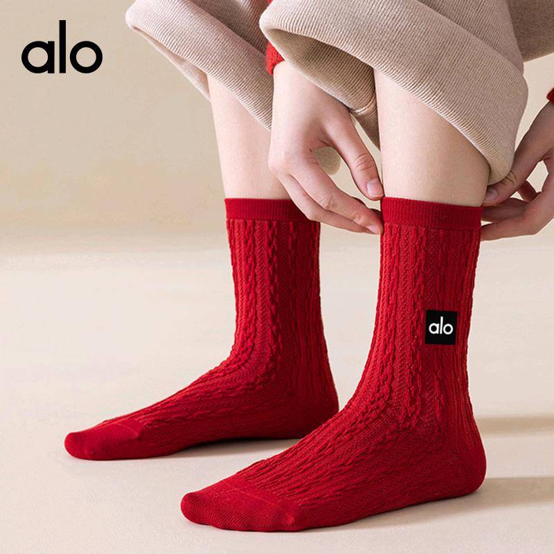 ALO YOGA  💰38💎支持一件代发
aloyoga 红色袜子棉袜休闲中简袜红色女男同款中简袜
【品牌】ALO 
【款号】JY90022（红袜）
【面料】棉
【颜色】两节竖条，麻花款，竖条，长条竖纹
【尺码】均码
 专柜同款品质，厂家直销，货源充足，售后保障