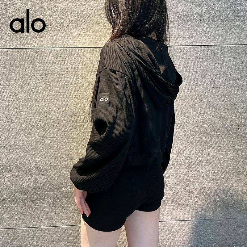 ALO YOGA 💰138💎支持一件代发
alo套装官网同款alo yoga运动瑜伽服外套健身短裤跑步连帽两件套
【品牌】AlO
【款号】JY90037
【面料】涤纶/氨纶
【颜色】黑色（两件套），灰色（两件套）
【尺码】S，M，L
 专柜同款品质，厂家直销，货源充足，售后保障