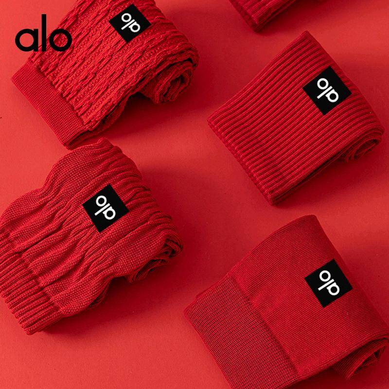 ALO YOGA  💰38💎支持一件代发
aloyoga 红色袜子棉袜休闲中简袜红色女男同款中简袜
【品牌】ALO 
【款号】JY90022（红袜）
【面料】棉
【颜色】两节竖条，麻花款，竖条，长条竖纹
【尺码】均码
 专柜同款品质，厂家直销，货源充足，售后保障