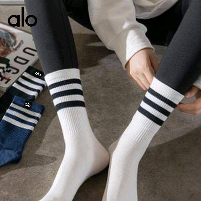 ALO YOGA 💰38💎支持一件代发 
alo yoga跨境中筒女袜运动健身棉袜缝标袜经典条纹拼色袜
【品牌】alo
【款号】JY350（横杠）
【面料】棉/氨纶
【颜色】白色，黑色，藏青色，墨绿色
【尺码】均码
 专柜同款品质，厂家直销，货源充足，售后保障