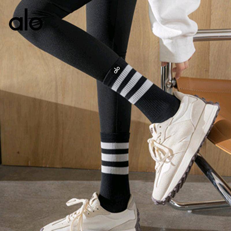 ALO YOGA 💰38💎支持一件代发 
alo yoga跨境中筒女袜运动健身棉袜缝标袜经典条纹拼色袜
【品牌】alo
【款号】JY350（横杠）
【面料】棉/氨纶
【颜色】白色，黑色，藏青色，墨绿色
【尺码】均码
 专柜同款品质，厂家直销，货源充足，售后保障