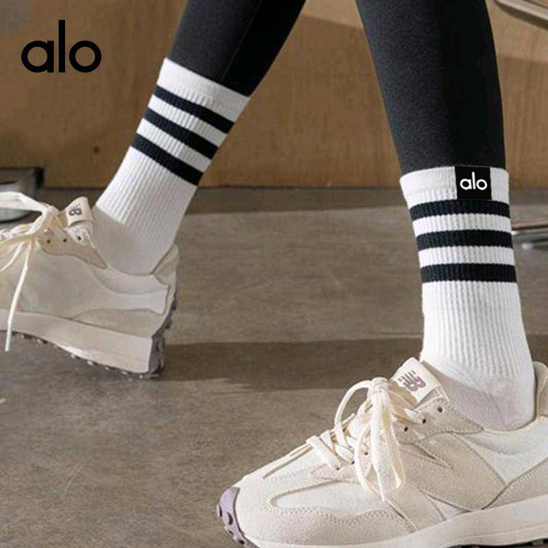 ALO YOGA 💰38💎支持一件代发 
alo yoga跨境中筒女袜运动健身棉袜缝标袜经典条纹拼色袜
【品牌】alo
【款号】JY350（横杠）
【面料】棉/氨纶
【颜色】白色，黑色，藏青色，墨绿色
【尺码】均码
 专柜同款品质，厂家直销，货源充足，售后保障