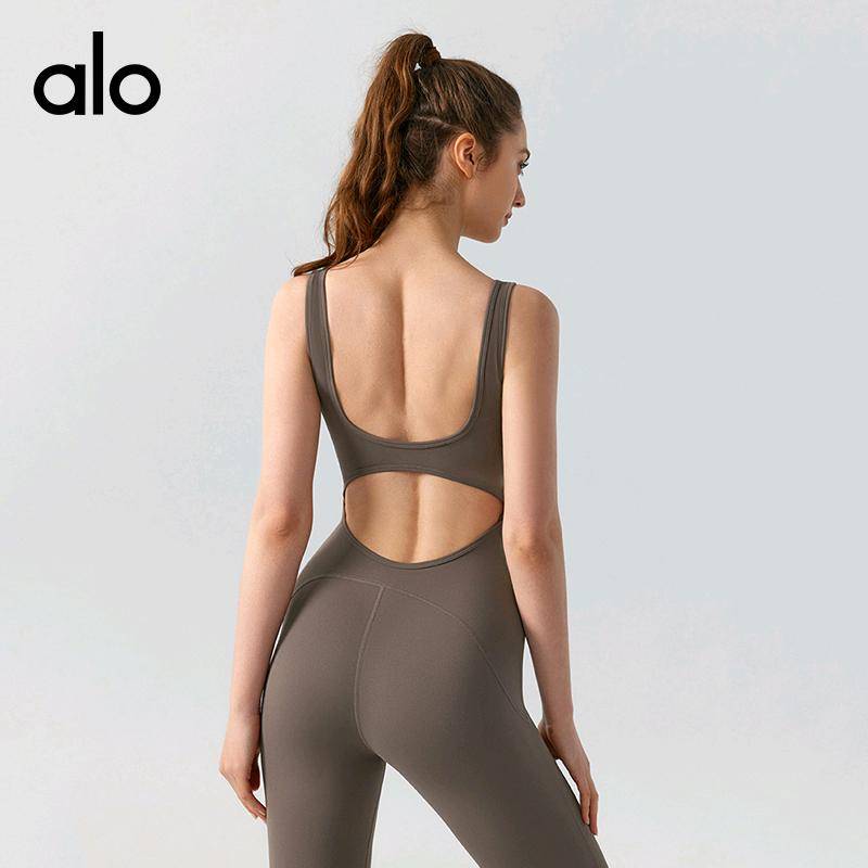 ALO YOGA💰103💎支持一件代发
aloyoga 跨境紧身瑜伽连体衣镂空美背带胸垫裸感一体式连体健身服
【品牌】ALO 
【款号】DSP811
【面料】锦纶/氨纶
【颜色】海军蓝，黑色，深咖棕，野莓色
【尺码】S，M，L，XL
 专柜同款品质，厂家直销，货源充足，售后保障