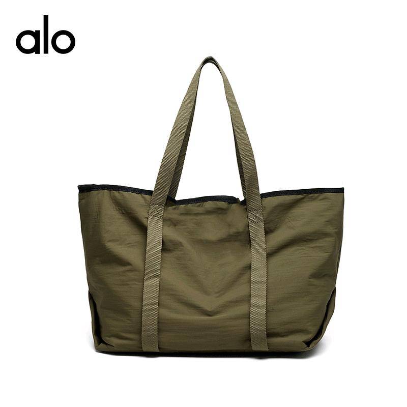 ALO YOGA💰108💎支持一件代发
aloyoga 大容量托特包女单肩斜挎大包时尚潮流休闲单肩包
【品牌】ALO 
【款号】JY90012
【面料】尼龙
【颜色】橄榄色，黑色
【尺码】均码
 专柜同款品质，厂家直销，货源充足，售后保障
