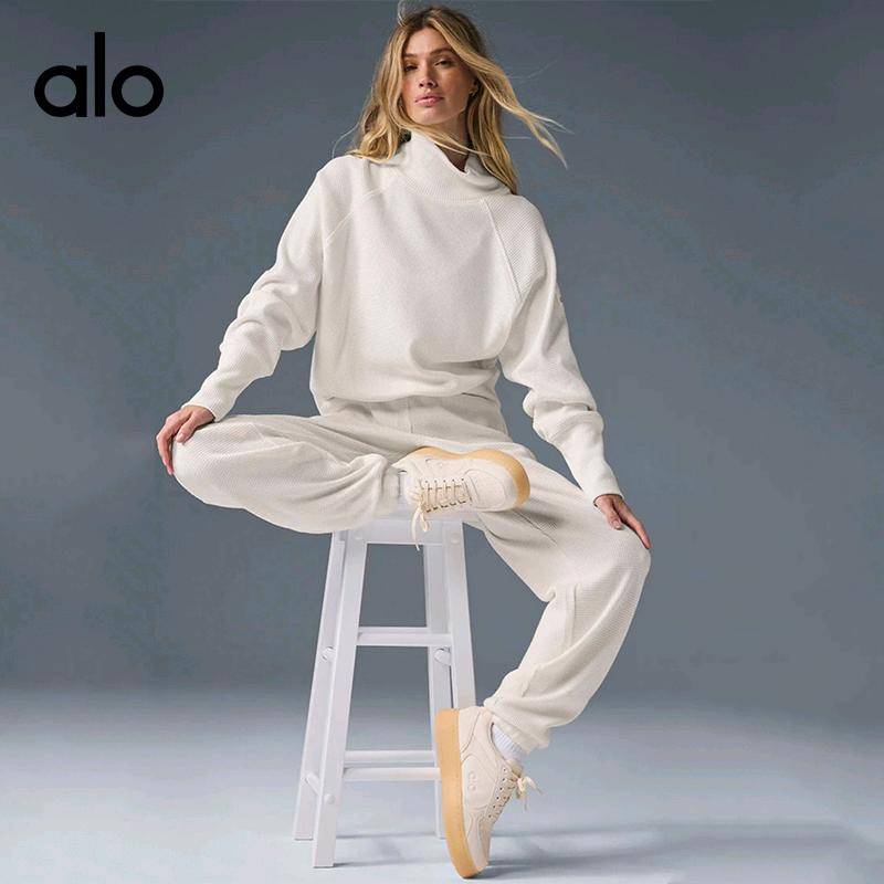 ALO YOGA 💰246💎支持一件代发
aloyoga 高领套头衫长袖高腰休闲百搭束脚裤健身运动套装
【品牌】AlO
【款号】TZ24234
【面料】聚酯纤维/棉
【颜色】白色长裤，白色长袖，黑色长裤，黑色长袖
【尺码】S，M，L
 专柜同款品质，厂家直销，货源充足，售后保障