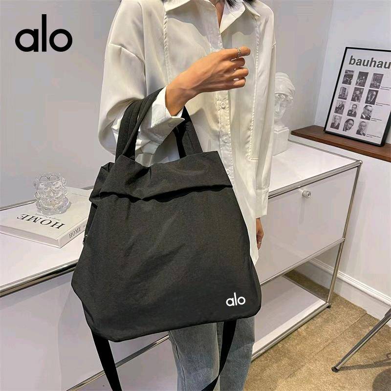 ALO YOGA 💰78 💎支持一件代发
aloyoga 单肩包手提包女潮时尚斜挎简约大容量外出休闲包多功能
【品牌】AlO
【款号】E2066（手提包）
【面料】涤纶/尼龙
【颜色】橄榄色，黑色，酒红色，柠檬黄，浅米色
【尺码】均码
 专柜同款品质，厂家直销，货源充足，售后保障