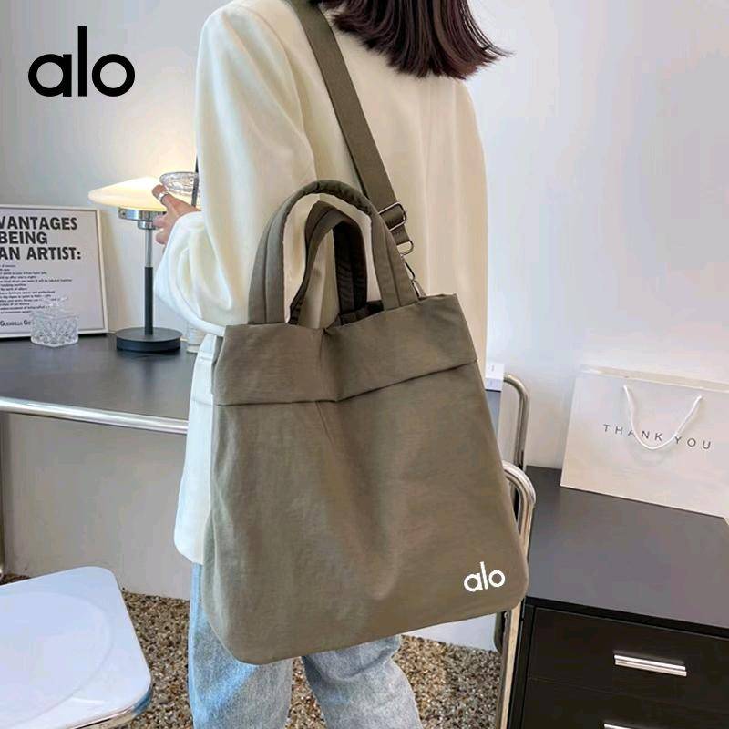 ALO YOGA 💰78 💎支持一件代发
aloyoga 单肩包手提包女潮时尚斜挎简约大容量外出休闲包多功能
【品牌】AlO
【款号】E2066（手提包）
【面料】涤纶/尼龙
【颜色】橄榄色，黑色，酒红色，柠檬黄，浅米色
【尺码】均码
 专柜同款品质，厂家直销，货源充足，售后保障