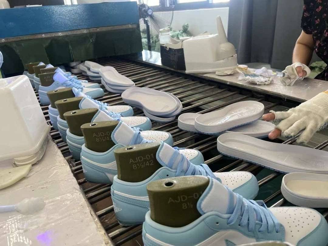 叮当猫工厂内部实拍，源头货源，大批量流水线
阿迪达斯三叶草贝壳头椰子350空军一号aj1耐克阿迪达斯三叶草新百伦古驰脏脏鞋LV匡威1970s万斯dunk彪马aj312德训aj4斐乐巴黎世家MLB亚瑟士萨洛蒙鬼塚虎飞马华夫登月Alexander McQueen亚力山大·麦昆鞋底厚4.5cm 尺码：35-45 nike耐克 空军一号 阿迪达斯adidas 三叶草 椰子350 v2 sb dunk 古驰脏脏鞋 麦昆 匡威1970s 万斯 vans 范斯运动鞋板鞋跑步鞋跑鞋篮球鞋 添柏岚prada普拉达爱马仕香奈儿新百伦 巴黎世家迪奥dior爱步乔丹 air jordan 亚瑟士asics 斯凯奇 斐乐 彪马 锐步 mlb fila 鬼冢虎 lv路易威登 ny 北面 大鹅ugg 莆田鞋 板鞋 樱花粉 af1 高帮 纯白 复古 满天星 解构 鬼冢虎鞋盾 samba小麦色 蓝粉 马卡龙 低帮 独角兽 鬼冢虎鸳鸯 联名 童鞋 冰淇淋 骨白冰蓝 白蓝 黑色 小白鞋 电玩像素 黑白 涂鸦 镭射 雾霾 白色 diy 1970s 夜光 大童 泼墨 中帮 黑武士 洛克公园 魔术贴 情侣 经典 四钩 奶咖色 刮刮乐 白丝绸 白银 3m 反光 白绿夜光 白橙双钩 小雏菊 权志龙 白绿橙 off white 飞线 金钩 冰块 小银钩 笑脸 缝线 剪纸 纯黑 蓝丝绸 情人节限定 白金 蓝白 354 黑曜石 熊猫 像素 冰蓝 四小勾 水晶底 寿桃 洞洞鞋 彩虹像素 灰色 air force 1 黑色 拖鞋 aj4 aj35 aj11 篮球鞋 莆田 aj3 aj6 aj13 aj7 童鞋 儿童鞋 aj312 aj36 黑白奥利奥 传奇蓝 aj32 限量版 飞人拖鞋 康扣 熊猫 北卡蓝 low 白水泥 藤原浩 aj34郭艾伦 影子灰 蒂芙尼绿 aj10 倒钩 aj9 冰雪奇缘 黑曜石 aj31 aj270 球鞋 大魔王 冰激凌 樱木花道 热熔岩 迪奥联名 胭脂红 凉鞋 aj15 满天星 水泥灰 芝加哥 鸳鸯 aj28 情侣 aj28 樱花粉 电玩像素 北卡蓝 小迪奥 粉色 樱花粉 电玩像素 烟灰 变色龙 兵马俑 大巴黎 aj16 兔八哥 马卡龙 大学蓝 aj30 黑水泥 白蛇 叶绿素 火影 白水泥 情人节限定 粉蛇 黑红 球鞋gtcut kobe球鞋 zoom kobe 500黑武士 2022r nike星空 gt球鞋 zoom跑鞋 纽巴伦990 nikecourt女鞋 zoom aj1 nb827 斐乐hike nike青花瓷 aj镭射 科6 next跑鞋 宇航员2.0 小白鞋 男鞋 运动鞋 斯凯奇 斐乐 板鞋 aj 彪马 新百伦 亚瑟士 new balance adidas 阿迪达斯 篮球鞋 空军一号 纯白 跑步鞋 vision street wear puma 女运动休闲鞋 nb 情侣鞋 球鞋 dunk 美津浓 欧文7 运动鞋女款跑步鞋 休闲男鞋 aj1 拖鞋 耐克鞋男新款 鞋子 童鞋 男款 飞马 zoom 超级飞马 跑鞋 老爹鞋 air max 儿童鞋子 男士 飞马38 m2k 日落 黑白熊猫 女款 飞马39 男款 阿甘鞋 飞马37 夏季 dunk sb 华夫鞋 凉鞋 开拓者 夏款 毛毛虫 气垫 air zoom 休闲鞋 高帮 帆布鞋 sacai 2022 vapormax 赤足 飞马36 af1 紫葡萄 树莓紫 winflo8 court女鞋 网鞋 zoom 破二 dc0774 拖鞋 superfly 子弹头 dunk黑白熊猫 blazer max270 欧文7 小童鞋 阿尔法 欧文8 登月 星空 莆田 黑武士 airmax97 贝壳头 三叶草 boost forum 椰子鞋 yeezy neo 暗夜精灵 金标 椰子 350 v2 ultraboost 清风 阿尔法 涉水鞋 ub21 ub22 forum84 ub nmd 爆米花 pro2 cut supernova x9000 椰子500 小椰子 forum low 史密斯 椰子700 樱花系列女鞋 新百伦530 327 574 5740 满天星 992 550 990 303 nb2002ra 302 元祖灰 993 990v5 nb300 ms327 580 999 nb327新百伦 新百伦878 nb300 5740奶茶色 m5740nb5740 997 608 452 nbms327 992元祖灰 996 880 低帮 倒钩 aj1 low 北卡蓝 黑曜石 倒钩藤原浩鞋 芝加哥 禁穿 小迪奥aj1 aj1大学蓝 樱花粉 烟灰 闪电倒钩 mid 影子灰 白丝绸 黑红脚趾 黑红 马卡龙 小dior 蒂芙尼绿 黑脚趾 小摩卡 蜘蛛侠 兔八哥 莆田纯原 纯白 中帮 黑粉脚趾 鸳鸯 low摩卡棕 扣碎 倒钩低帮 小闪电 凯尔特人 芝加哥ow联名 灰白 红豆奶茶 叛逆 换底 扣碎篮板 摩卡棕 迪奥联名鞋 皇家蓝 低帮女鞋倒钩白棕 泡泡糖 黑粉脚趾 北卡蓝低帮 黑绿脚趾 影子灰 蒂芙尼绿 黑脚趾 浆果粉 扣碎篮板 鸳鸯 冰淇淋 白丝绸 激光蓝 offwhite联名 黑粉脚趾 蓝 水洗丹宁 情人节 午夜蓝 凯尔特人 泡泡糖 男鞋 女鞋 夏季 儿童 拖鞋 小众鞋 篮球鞋 凉鞋 运动鞋 跑步鞋 童鞋 板鞋 日落 足球鞋 小白鞋 跑鞋 老爹鞋 zoom 超级飞马 36 37 38 sb dunk 鞋子 新款 m2k air max 薄款 赤足5.0 星空 登月 回到未来 vapormax 超轻 网鞋 气垫鞋 阿甘鞋 休闲鞋 47 blazer 高帮 樱花粉 free vaporfly 情侣 子弹头 华夫鞋 欧文7 lebron18 joyride fly3 max270 杜兰特5 毛毛虫 黑武士 限量版 忍者 马拉松 winflo7 kyrie7 ep 莆田鞋 板鞋 樱花粉 af1 高帮 纯白 复古 满天星 解构 鞋盾 小麦色 蓝粉 马卡龙 低帮 独角兽 鸳鸯 联名 童鞋 冰淇淋 骨白冰蓝 白蓝 黑色 小白鞋 电玩像素 黑白 涂鸦 镭射 雾霾 白色 diy 夜光 大童 泼墨 中帮 黑武士 洛克公园 魔术贴 情侣 经典 四钩 奶咖色 刮刮乐 白丝绸 白银 3m 反光 白绿夜光 白橙双钩 小雏菊 权志龙 白绿橙 off white 飞线 金钩 冰块 小银钩 笑脸 缝线 剪纸 纯黑 蓝丝绸 情人节限定 白金 蓝白 354 黑曜石 熊猫 像素 冰蓝 四小勾 水晶底 寿桃 洞洞鞋 彩虹像素 灰色 air force 1 黑色 拖鞋 aj4 aj35 aj11 篮球鞋 莆田 aj3 aj6 aj13 aj7 童鞋 儿童鞋 aj312 aj36 黑白奥利奥 传奇蓝 aj32 限量版 飞人拖鞋 康扣 熊猫 北卡蓝 low 白水泥 藤原浩 aj34郭艾伦 影子灰 蒂芙尼绿 aj10 倒钩 aj9 冰雪奇缘 黑曜石 aj31 aj270 球鞋 大魔王 冰激凌 樱木花道 热熔岩 迪奥联名 胭脂红 凉鞋 aj15 满天星 水泥灰 芝加哥 鸳鸯 aj28 情侣 aj28 樱花粉 电玩像素 北卡蓝 小迪奥 粉色 樱花粉 电玩像素 烟灰 变色龙 兵马俑 大巴黎 aj16 兔八哥 马卡龙羽绒服冲锋衣 拉布布 萨洛蒙 始祖鸟 迪桑特可隆 德训 泡泡玛特