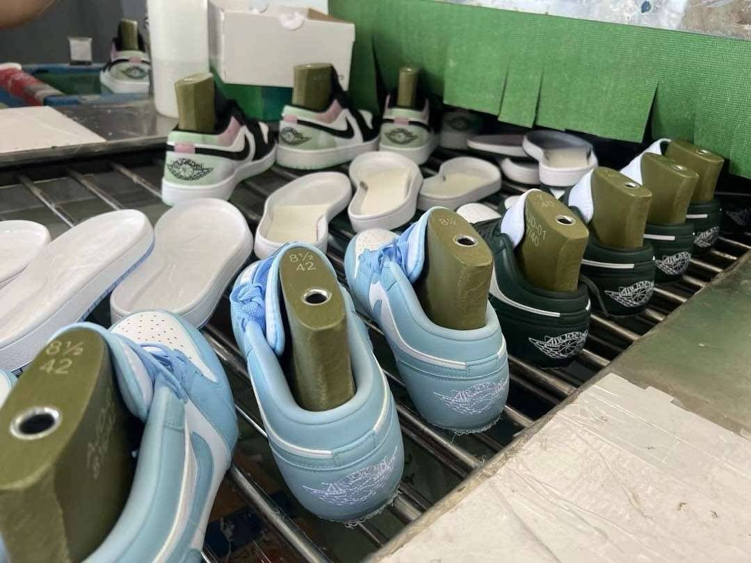 叮当猫工厂内部实拍，源头货源，大批量流水线
阿迪达斯三叶草贝壳头椰子350空军一号aj1耐克阿迪达斯三叶草新百伦古驰脏脏鞋LV匡威1970s万斯dunk彪马aj312德训aj4斐乐巴黎世家MLB亚瑟士萨洛蒙鬼塚虎飞马华夫登月Alexander McQueen亚力山大·麦昆鞋底厚4.5cm 尺码：35-45 nike耐克 空军一号 阿迪达斯adidas 三叶草 椰子350 v2 sb dunk 古驰脏脏鞋 麦昆 匡威1970s 万斯 vans 范斯运动鞋板鞋跑步鞋跑鞋篮球鞋 添柏岚prada普拉达爱马仕香奈儿新百伦 巴黎世家迪奥dior爱步乔丹 air jordan 亚瑟士asics 斯凯奇 斐乐 彪马 锐步 mlb fila 鬼冢虎 lv路易威登 ny 北面 大鹅ugg 莆田鞋 板鞋 樱花粉 af1 高帮 纯白 复古 满天星 解构 鬼冢虎鞋盾 samba小麦色 蓝粉 马卡龙 低帮 独角兽 鬼冢虎鸳鸯 联名 童鞋 冰淇淋 骨白冰蓝 白蓝 黑色 小白鞋 电玩像素 黑白 涂鸦 镭射 雾霾 白色 diy 1970s 夜光 大童 泼墨 中帮 黑武士 洛克公园 魔术贴 情侣 经典 四钩 奶咖色 刮刮乐 白丝绸 白银 3m 反光 白绿夜光 白橙双钩 小雏菊 权志龙 白绿橙 off white 飞线 金钩 冰块 小银钩 笑脸 缝线 剪纸 纯黑 蓝丝绸 情人节限定 白金 蓝白 354 黑曜石 熊猫 像素 冰蓝 四小勾 水晶底 寿桃 洞洞鞋 彩虹像素 灰色 air force 1 黑色 拖鞋 aj4 aj35 aj11 篮球鞋 莆田 aj3 aj6 aj13 aj7 童鞋 儿童鞋 aj312 aj36 黑白奥利奥 传奇蓝 aj32 限量版 飞人拖鞋 康扣 熊猫 北卡蓝 low 白水泥 藤原浩 aj34郭艾伦 影子灰 蒂芙尼绿 aj10 倒钩 aj9 冰雪奇缘 黑曜石 aj31 aj270 球鞋 大魔王 冰激凌 樱木花道 热熔岩 迪奥联名 胭脂红 凉鞋 aj15 满天星 水泥灰 芝加哥 鸳鸯 aj28 情侣 aj28 樱花粉 电玩像素 北卡蓝 小迪奥 粉色 樱花粉 电玩像素 烟灰 变色龙 兵马俑 大巴黎 aj16 兔八哥 马卡龙 大学蓝 aj30 黑水泥 白蛇 叶绿素 火影 白水泥 情人节限定 粉蛇 黑红 球鞋gtcut kobe球鞋 zoom kobe 500黑武士 2022r nike星空 gt球鞋 zoom跑鞋 纽巴伦990 nikecourt女鞋 zoom aj1 nb827 斐乐hike nike青花瓷 aj镭射 科6 next跑鞋 宇航员2.0 小白鞋 男鞋 运动鞋 斯凯奇 斐乐 板鞋 aj 彪马 新百伦 亚瑟士 new balance adidas 阿迪达斯 篮球鞋 空军一号 纯白 跑步鞋 vision street wear puma 女运动休闲鞋 nb 情侣鞋 球鞋 dunk 美津浓 欧文7 运动鞋女款跑步鞋 休闲男鞋 aj1 拖鞋 耐克鞋男新款 鞋子 童鞋 男款 飞马 zoom 超级飞马 跑鞋 老爹鞋 air max 儿童鞋子 男士 飞马38 m2k 日落 黑白熊猫 女款 飞马39 男款 阿甘鞋 飞马37 夏季 dunk sb 华夫鞋 凉鞋 开拓者 夏款 毛毛虫 气垫 air zoom 休闲鞋 高帮 帆布鞋 sacai 2022 vapormax 赤足 飞马36 af1 紫葡萄 树莓紫 winflo8 court女鞋 网鞋 zoom 破二 dc0774 拖鞋 superfly 子弹头 dunk黑白熊猫 blazer max270 欧文7 小童鞋 阿尔法 欧文8 登月 星空 莆田 黑武士 airmax97 贝壳头 三叶草 boost forum 椰子鞋 yeezy neo 暗夜精灵 金标 椰子 350 v2 ultraboost 清风 阿尔法 涉水鞋 ub21 ub22 forum84 ub nmd 爆米花 pro2 cut supernova x9000 椰子500 小椰子 forum low 史密斯 椰子700 樱花系列女鞋 新百伦530 327 574 5740 满天星 992 550 990 303 nb2002ra 302 元祖灰 993 990v5 nb300 ms327 580 999 nb327新百伦 新百伦878 nb300 5740奶茶色 m5740nb5740 997 608 452 nbms327 992元祖灰 996 880 低帮 倒钩 aj1 low 北卡蓝 黑曜石 倒钩藤原浩鞋 芝加哥 禁穿 小迪奥aj1 aj1大学蓝 樱花粉 烟灰 闪电倒钩 mid 影子灰 白丝绸 黑红脚趾 黑红 马卡龙 小dior 蒂芙尼绿 黑脚趾 小摩卡 蜘蛛侠 兔八哥 莆田纯原 纯白 中帮 黑粉脚趾 鸳鸯 low摩卡棕 扣碎 倒钩低帮 小闪电 凯尔特人 芝加哥ow联名 灰白 红豆奶茶 叛逆 换底 扣碎篮板 摩卡棕 迪奥联名鞋 皇家蓝 低帮女鞋倒钩白棕 泡泡糖 黑粉脚趾 北卡蓝低帮 黑绿脚趾 影子灰 蒂芙尼绿 黑脚趾 浆果粉 扣碎篮板 鸳鸯 冰淇淋 白丝绸 激光蓝 offwhite联名 黑粉脚趾 蓝 水洗丹宁 情人节 午夜蓝 凯尔特人 泡泡糖 男鞋 女鞋 夏季 儿童 拖鞋 小众鞋 篮球鞋 凉鞋 运动鞋 跑步鞋 童鞋 板鞋 日落 足球鞋 小白鞋 跑鞋 老爹鞋 zoom 超级飞马 36 37 38 sb dunk 鞋子 新款 m2k air max 薄款 赤足5.0 星空 登月 回到未来 vapormax 超轻 网鞋 气垫鞋 阿甘鞋 休闲鞋 47 blazer 高帮 樱花粉 free vaporfly 情侣 子弹头 华夫鞋 欧文7 lebron18 joyride fly3 max270 杜兰特5 毛毛虫 黑武士 限量版 忍者 马拉松 winflo7 kyrie7 ep 莆田鞋 板鞋 樱花粉 af1 高帮 纯白 复古 满天星 解构 鞋盾 小麦色 蓝粉 马卡龙 低帮 独角兽 鸳鸯 联名 童鞋 冰淇淋 骨白冰蓝 白蓝 黑色 小白鞋 电玩像素 黑白 涂鸦 镭射 雾霾 白色 diy 夜光 大童 泼墨 中帮 黑武士 洛克公园 魔术贴 情侣 经典 四钩 奶咖色 刮刮乐 白丝绸 白银 3m 反光 白绿夜光 白橙双钩 小雏菊 权志龙 白绿橙 off white 飞线 金钩 冰块 小银钩 笑脸 缝线 剪纸 纯黑 蓝丝绸 情人节限定 白金 蓝白 354 黑曜石 熊猫 像素 冰蓝 四小勾 水晶底 寿桃 洞洞鞋 彩虹像素 灰色 air force 1 黑色 拖鞋 aj4 aj35 aj11 篮球鞋 莆田 aj3 aj6 aj13 aj7 童鞋 儿童鞋 aj312 aj36 黑白奥利奥 传奇蓝 aj32 限量版 飞人拖鞋 康扣 熊猫 北卡蓝 low 白水泥 藤原浩 aj34郭艾伦 影子灰 蒂芙尼绿 aj10 倒钩 aj9 冰雪奇缘 黑曜石 aj31 aj270 球鞋 大魔王 冰激凌 樱木花道 热熔岩 迪奥联名 胭脂红 凉鞋 aj15 满天星 水泥灰 芝加哥 鸳鸯 aj28 情侣 aj28 樱花粉 电玩像素 北卡蓝 小迪奥 粉色 樱花粉 电玩像素 烟灰 变色龙 兵马俑 大巴黎 aj16 兔八哥 马卡龙羽绒服冲锋衣 拉布布 萨洛蒙 始祖鸟 迪桑特可隆 德训 泡泡玛特