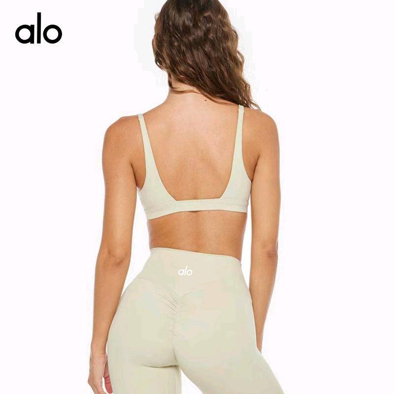 ALO YOGA 💎文胸：83💰 短裤：73💰 支持一件代发
aloyoga瑜伽服套装跨境欧美健身衣深v性感防震训练运动文胸两件套
【品牌】ALO 
【款号】JY202316
【面料】化纤类混纺
【颜色】咖灰色，浅粉色，黑色，米黄色
【尺码】S，M，L，XL
专柜同款品质，厂家直销，货源充足，售后保障