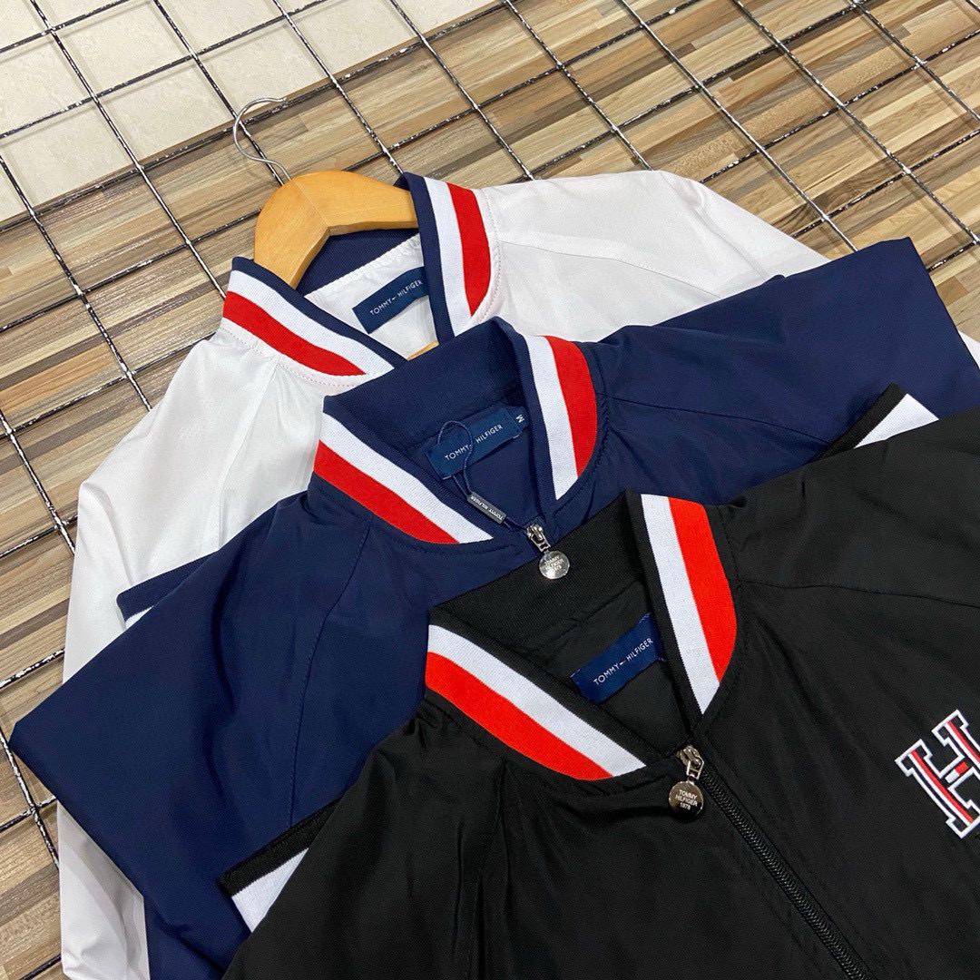 💰125💰（汤姆TM刺绣小标棒球领男士外套夹克风衣） 春季新款TOMMY HILFIGER/汤米棒球领立领拼接拉链胸前刺绣夹克外套 防泼水面料上身柔软舒适！领口三色拼接 拉链定制LOGO 胸前刺绣标 下摆都是螺纹拼接定制 袖口红白蓝色刺绣小标 完美的设计 具有优异的耐用性透气