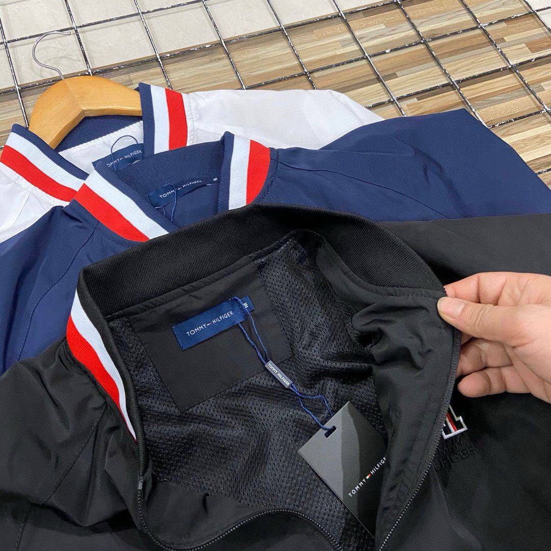 💰125💰（汤姆TM刺绣小标棒球领男士外套夹克风衣） 春季新款TOMMY HILFIGER/汤米棒球领立领拼接拉链胸前刺绣夹克外套 防泼水面料上身柔软舒适！领口三色拼接 拉链定制LOGO 胸前刺绣标 下摆都是螺纹拼接定制 袖口红白蓝色刺绣小标 完美的设计 具有优异的耐用性透气