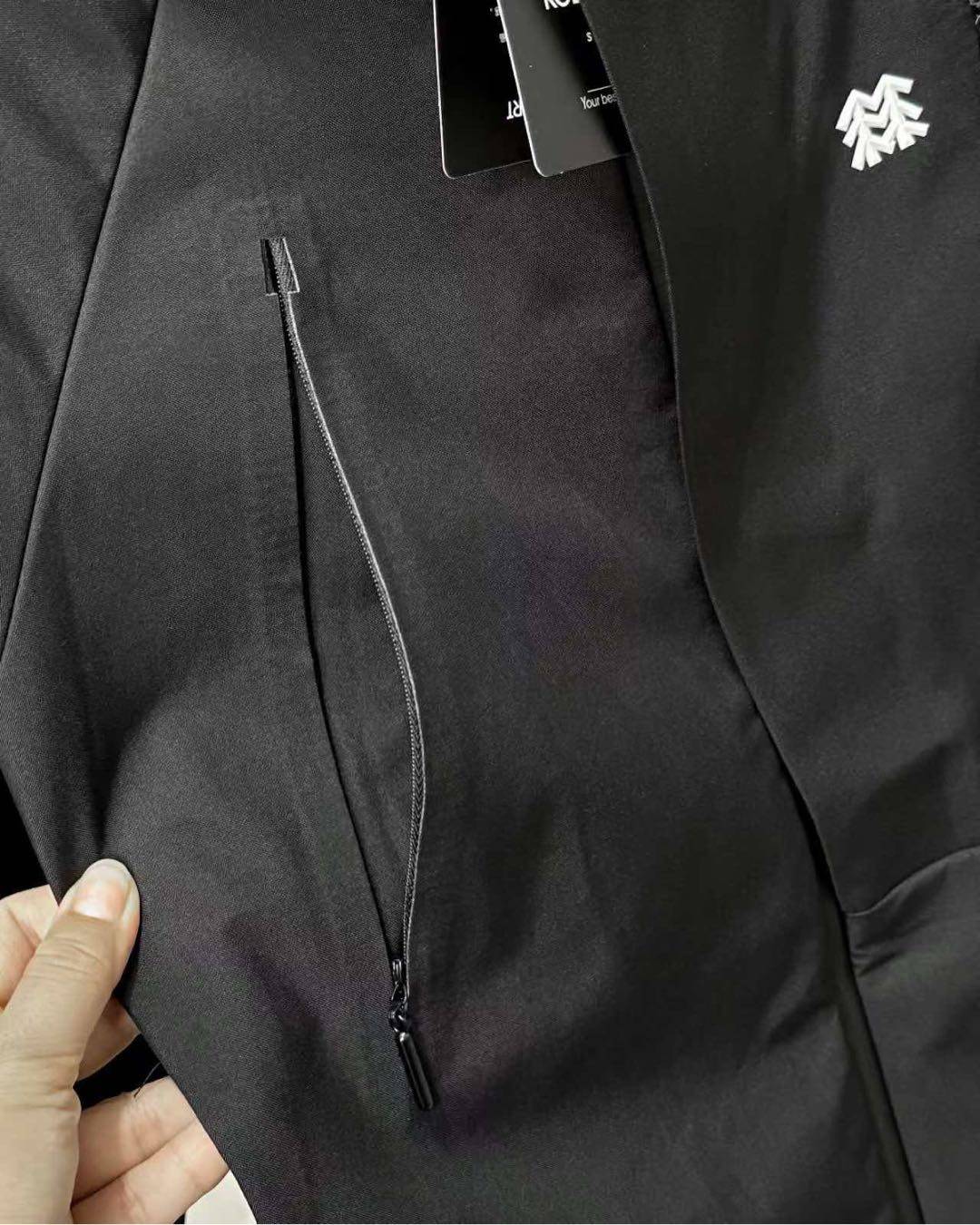 💰💰205 户外三防！高端必入！ 【科隆 KOLON  S💰ORT 24SS新品 秋款户外休闲外套  防风水透气轻量硬壳冲锋衣 男女同款】    产品特性： 三层压胶技术，防风雨，防静电，抗撕耐磨！        做到了即轻量，又具备很好的三防效果， 轻松应对各种户外复杂