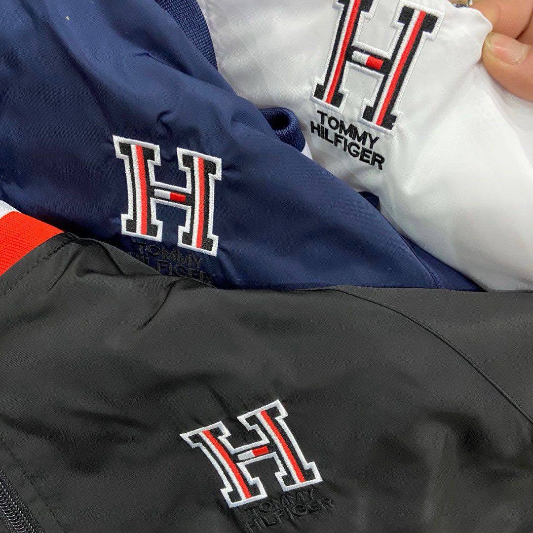 💰125💰（汤姆TM刺绣小标棒球领男士外套夹克风衣） 春季新款TOMMY HILFIGER/汤米棒球领立领拼接拉链胸前刺绣夹克外套 防泼水面料上身柔软舒适！领口三色拼接 拉链定制LOGO 胸前刺绣标 下摆都是螺纹拼接定制 袖口红白蓝色刺绣小标 完美的设计 具有优异的耐用性透气