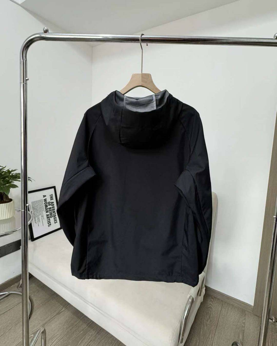 💰💰205 户外三防！高端必入！ 【科隆 KOLON  S💰ORT 24SS新品 秋款户外休闲外套  防风水透气轻量硬壳冲锋衣 男女同款】    产品特性： 三层压胶技术，防风雨，防静电，抗撕耐磨！        做到了即轻量，又具备很好的三防效果， 轻松应对各种户外复杂