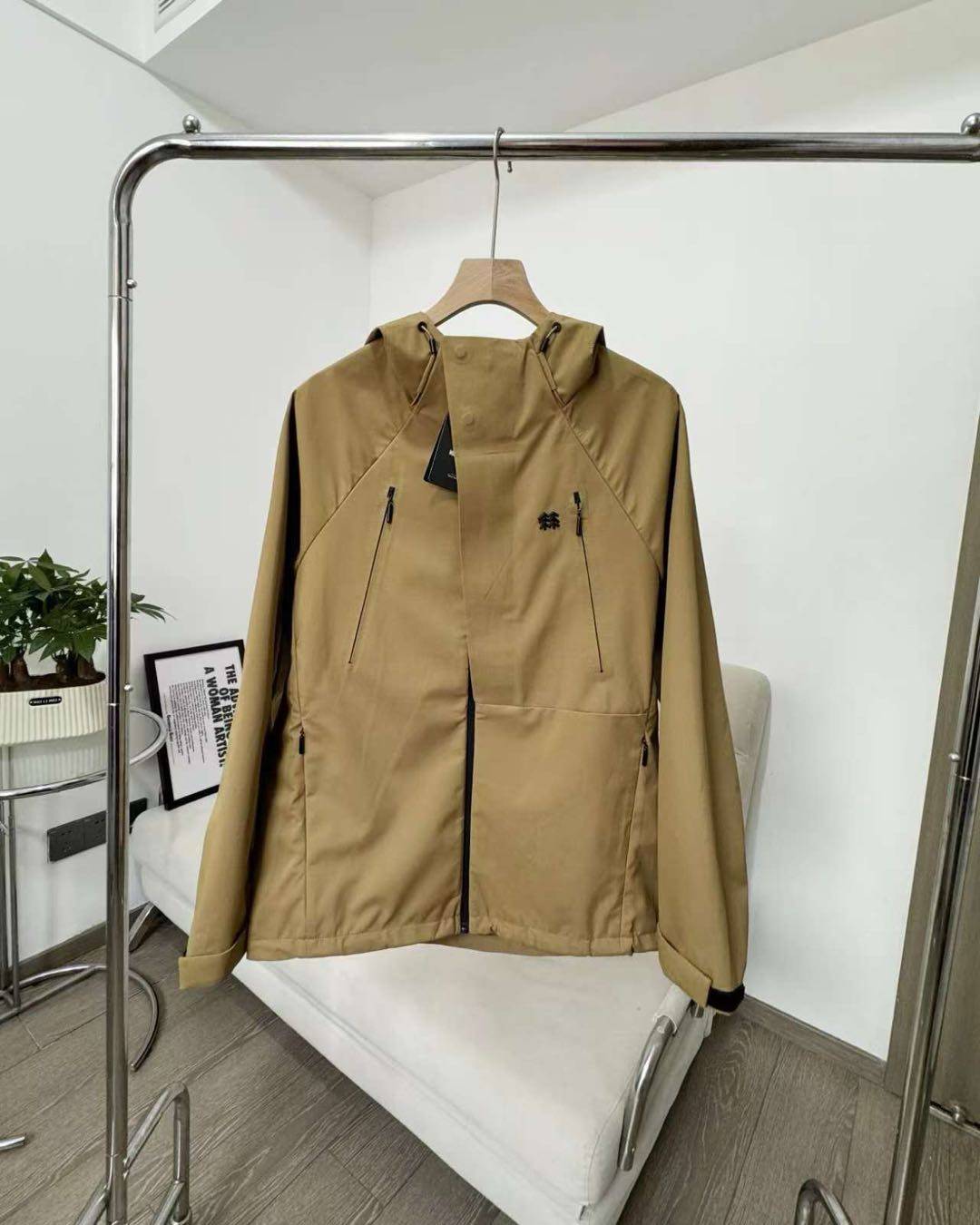 💰💰205 户外三防！高端必入！ 【科隆 KOLON  S💰ORT 24SS新品 秋款户外休闲外套  防风水透气轻量硬壳冲锋衣 男女同款】    产品特性： 三层压胶技术，防风雨，防静电，抗撕耐磨！        做到了即轻量，又具备很好的三防效果， 轻松应对各种户外复杂