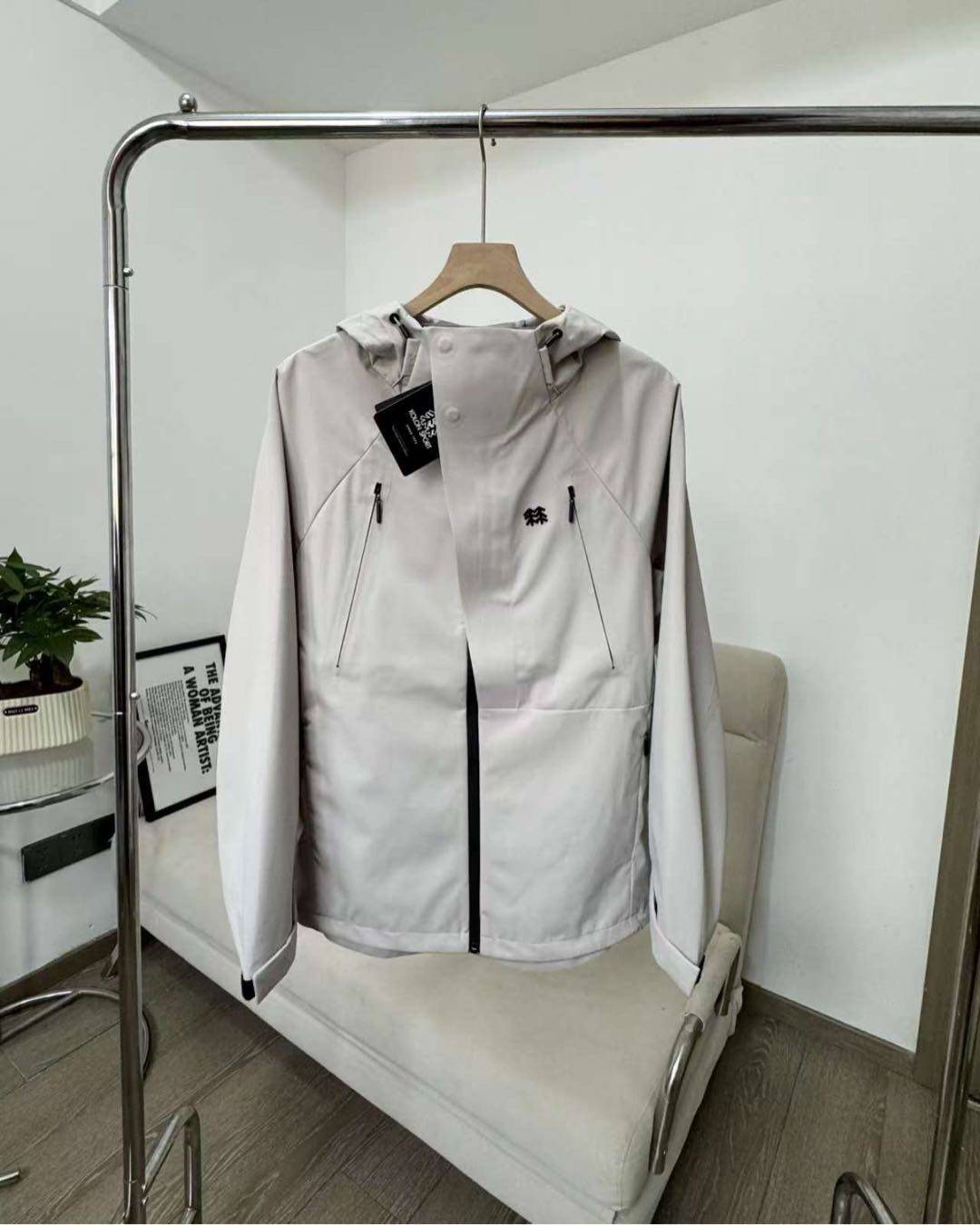 💰💰205 户外三防！高端必入！ 【科隆 KOLON  S💰ORT 24SS新品 秋款户外休闲外套  防风水透气轻量硬壳冲锋衣 男女同款】    产品特性： 三层压胶技术，防风雨，防静电，抗撕耐磨！        做到了即轻量，又具备很好的三防效果， 轻松应对各种户外复杂
